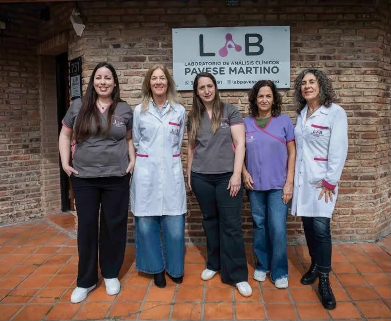 Equipo del laboratorio Pavese-Martino frente a la sede